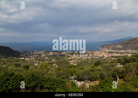 Sorrento, Italien, 16. September 2017. Eine allgemeine Ansicht von Sorrent, Italien, fotografiert von den Bergen. © Paul Davey Stockfoto