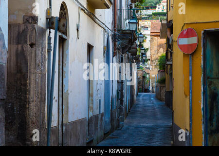 Sorrento, Italien, 15. September 2017. Eine ruhige Straße bei Tagesanbruch in Sorrent, Italien. © Paul Davey Stockfoto