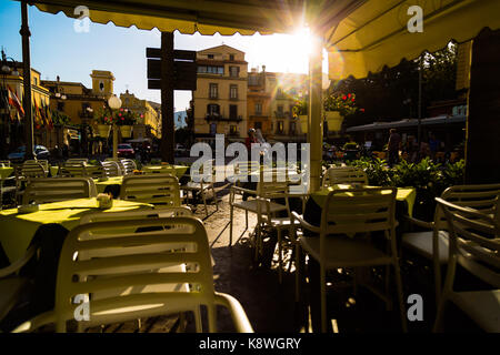 Sorrento, Italien, 16. September 2017. Da geht die Sonne auf ein Cafe erwartet seine ersten Kunden in Sorrent, Italien. © Paul Davey Stockfoto