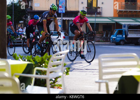 Sorrento, Italien, 16. September 2017. Radfahrer am frühen Morgen Fahrt in Sorrent, Italien. © Paul Davey Stockfoto