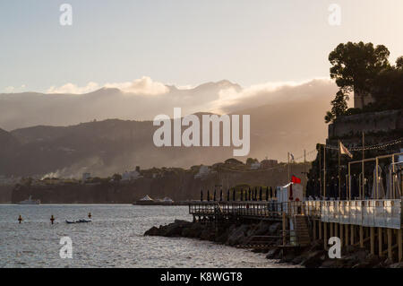 Sorrento, Italien, 15. September 2017. Die Sonne bricht durch die frühen Morgen Dunst in Sorrent, Italien. © Paul Davey Stockfoto