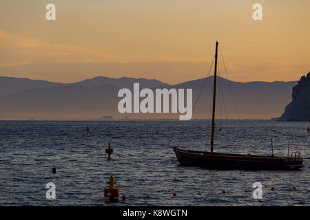 Sorrento, Italien, 16. September 2017. Ein Boot vor Anker, wie der Tag bricht in Marina Grande, Sorrento, Italien. © Paul Davey Stockfoto