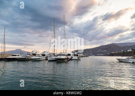 Sorrento, Italien, 20. September 2017. Günstig Kreuzfahrtschiffe und Yachten als Dawn breaks in Marina Piccolo in Sorrent, Italien. © Paul Davey Stockfoto