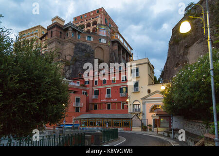 Sorrento, Italien, 20. September 2017. Gebäuden mit Blick auf Marina Piccola in Sorrent, Italien. © Paul Davey Stockfoto