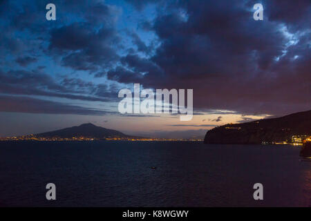 Sorrento, Italien, 20. September 2017. Den vesuv fotografiert auf die Bucht von Neapel nach Sorrento, Italien, als der Tag bricht. © Paul Davey Stockfoto