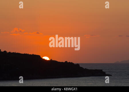 Sorrento, Italien, 20. September 2017. Die Sonne über Il Capo in Sorrent, Italien, mit der Insel Ischia am Horizont. © Paul Davey Stockfoto