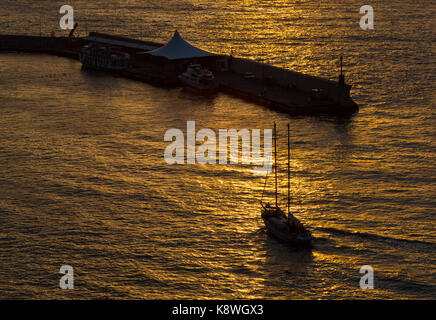 Sorrento, Italien, 20. September 2017. Ein Schiff in Marina Piccolo bei Sonnenuntergang in Sorrent, Italien. © Paul Davey Stockfoto