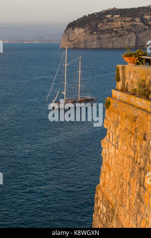 Sorrento, Italien, 20. September 2017. Die Masten einer großen Yacht fangen die späte Nachmittagssonne in Sorrent, Italien. © Paul Davey Stockfoto