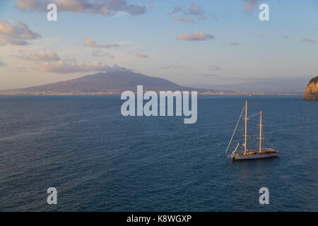 Sorrento, Italien, 20. September 2017. Die Masten einer großen Yacht fangen die späte Nachmittagssonne in Sorrent, Italien. © Paul Davey Stockfoto