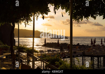 Sorrento, Italien, 20. September 2017. Am späten Nachmittag Sonnenschein am Strand des Grand Hotel Ambasciatori funkelt auf den Gewässern der Bucht von Neapel i Stockfoto