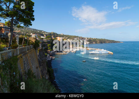 Sorrento, Italien, 20. September 2017. Die Fähre ist in der Marina Piccolo in Sorrent, Italien. © Paul Davey Stockfoto