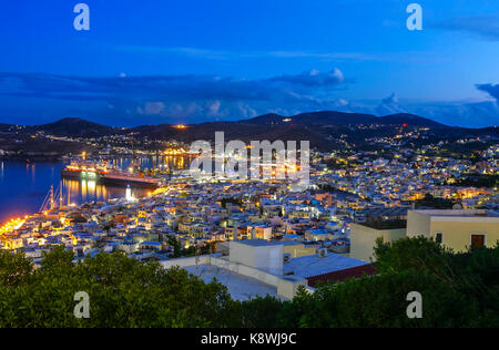 Am Abend Blick auf die Stadt von Ermoupolis, die Hauptstadt der Insel Syros, Kykladen, Ägäis, Griechenland. Stockfoto