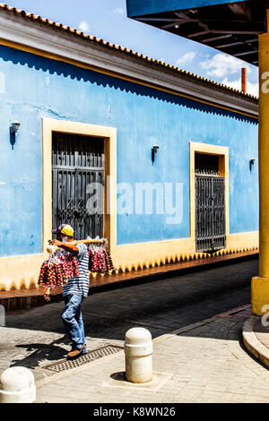 Straßenverkäufer zu Fuß auf dem historischen Zentrum. Coro, Bundesstaat Falcon, Venezuela. Stockfoto
