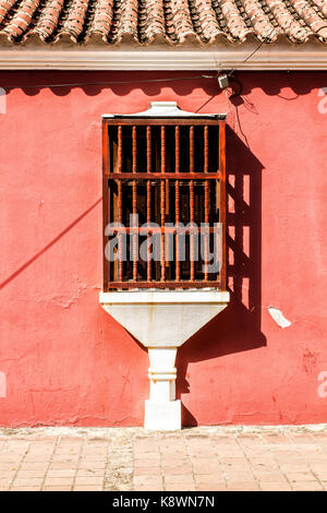 Fenster eines Hauses im Kolonialstil im historischen Zentrum. Coro, Bundesstaat Falcon, Venezuela. Stockfoto