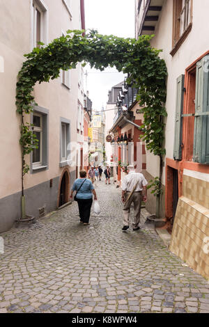 BERNKASTEL-KEUS, DEUTSCHLAND - 5. Aug 17: Touristen wandern entlang der Moselstraße in der alten mittelalterlichen Moselstadt. Stockfoto