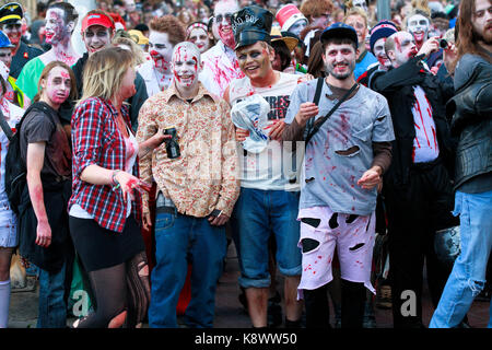 Eine Gruppe von lächelnden, glücklichen Menschen verkleidet als Zombies für die jährliche Bristol Zombie jedes Jahr im Oktober in der Nähe von Halloween statt zu Fuß Stockfoto