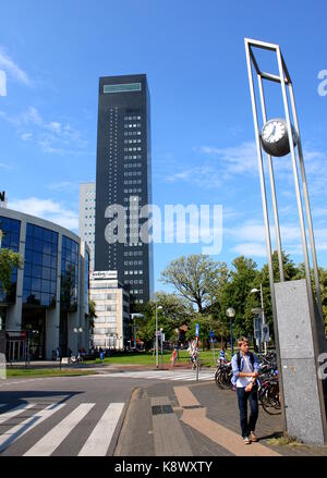 115 m hohen Turm) Achmeatoren (Achmea Versicherung Büros. Höchste Gebäude in Leeuwarden, Friesland, Niederlande. Von Stationsplein gesehen Stockfoto