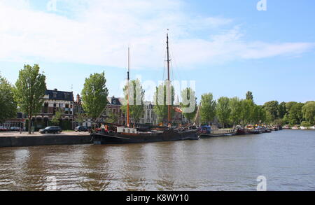 Traditionelle Segelschiffe entlang Westersingel Kanal oder Westerstadsgracht (westlicher Kanal) in der Innenstadt von Leeuwarden, Friesland, Niederlande vertäut. Stockfoto