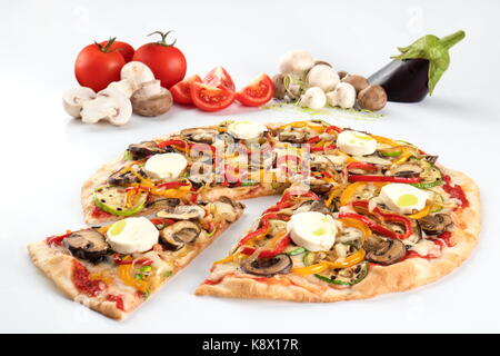 Pizza mit Pilzen und Mozzarella mit seinen Zutaten in den weißen Hintergrund Stockfoto