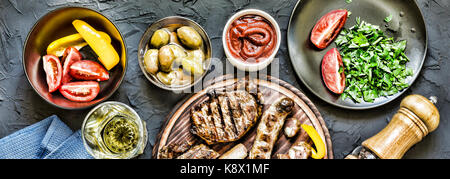 Der Mensch isst ein saftiges Steak grillen. film Effekt Stockfoto