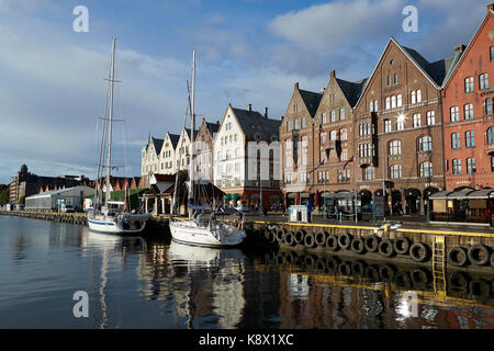 Das Malerische Bryggen Am Hafen Von Vågen In Der Norwegischen Stadt Bergen, Norwegen. Stockfoto