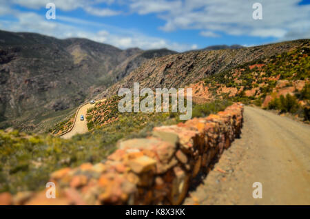 Miniaturansicht des Swartberg, der eindrucksvollste Mountain Pass von Südafrika, auf der R328 und laufen durch den Swartberg Mountain Range im Wester Stockfoto