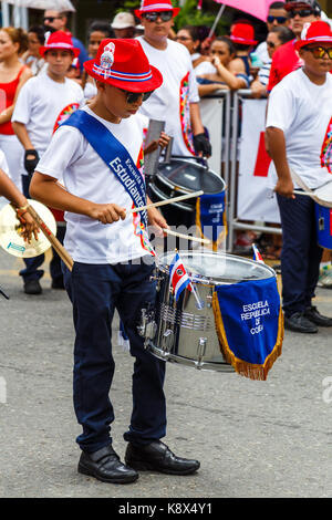 Schlagzeuger in einer High School Band Marching in der Independence Day Parade 2017 in Quepos, Costa Rica Stockfoto