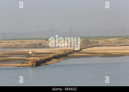 Bank- und Fluss Ausbildung Strukturen auf eine höchst umflochtene Abschnitt des unteren Irrawaddy Fluss in Myanmar (Burma) Fluss Navigation zu verbessern. Stockfoto