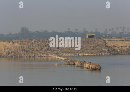 Bank- und Fluss Ausbildung Strukturen auf eine höchst umflochtene Abschnitt des unteren Irrawaddy Fluss in Myanmar (Burma) Fluss Navigation zu verbessern. Stockfoto