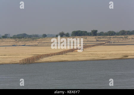 Bank- und Fluss Ausbildung Strukturen auf eine höchst umflochtene Abschnitt des unteren Irrawaddy Fluss in Myanmar (Burma) Fluss Navigation zu verbessern. Stockfoto