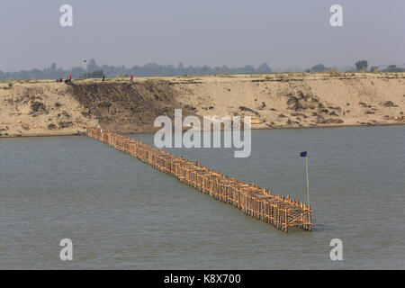 Bank- und Fluss Ausbildung Strukturen auf eine höchst umflochtene Abschnitt des unteren Irrawaddy Fluss in Myanmar (Burma) Fluss Navigation zu verbessern. Stockfoto