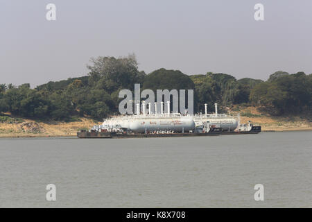 Zwei LP Gas Lastkähne an den Ufern des Irrawaddy Flusses vertäut in Myanmar (Burma). Stockfoto