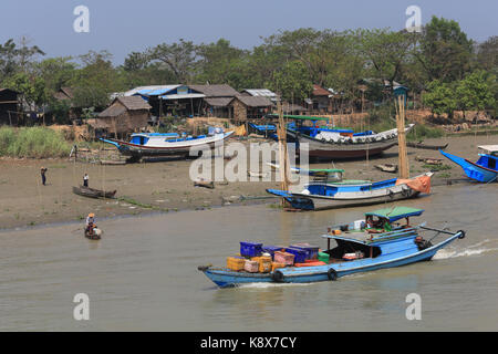Boot Verkehr auf den Twante Kanals in der Nähe von Twantay Stadt, Myanmar (Birma). Stockfoto
