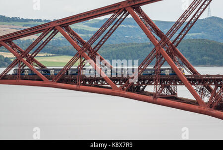 ScotRail Zug am Ausleger Forth Rail Bridge über die Firth-of-Forth, Schottland, UK Stockfoto