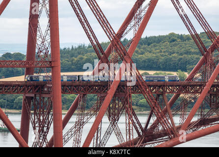 ScotRail Zug am Ausleger Forth Rail Bridge über die Firth-of-Forth, Schottland, UK Stockfoto