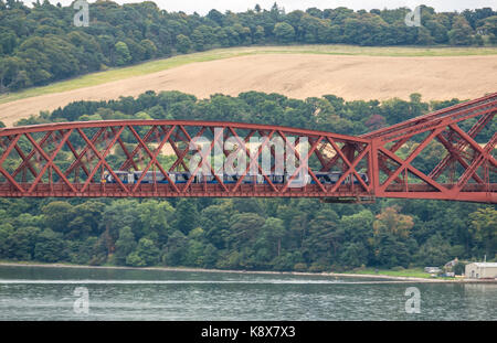 Blick auf einen ScotRail Zug auf der Cantilever Forth Rail Bridge über Firth of Forth, Schottland, Großbritannien Stockfoto