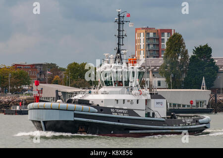 SD Tempest Bestehen der Gosport Ferry Schwimmsteg in Portsmouth Hafen. Stockfoto