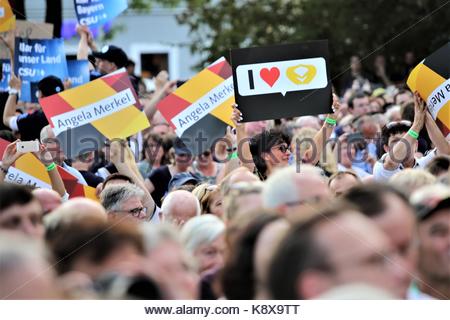 Unterstützer der deutschen Bundeskanzlerin Angela Merkel Plakate heben bei einer Kundgebung in Erlangen Bayern im Wahlkampf Stockfoto