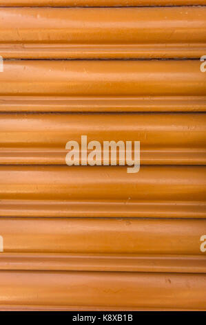 Neue, moderne metal Türscharniere auf weiße Holztüren Stockfoto, Bild