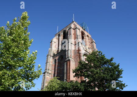 Glockenturm aus dem 16. Jahrhundert Oldehove Turm in Leeuwarden, Friesland, Niederlande. Meilenstein in der friesischen Hauptstadt, berühmt für seine gebogene Form Stockfoto