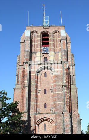 16. jahrhundert Oldehove Turm in Leeuwarden, Friesland, Niederlande. Meilenstein in der friesischen Hauptstadt, berühmt für seine Schiefen, geschwungene Form. Stockfoto