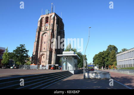 16. jahrhundert Oldehove Turm in Leeuwarden, Friesland, Niederlande. Meilenstein in der friesischen Hauptstadt, berühmt für seine Schiefen, geschwungene Form. Stockfoto