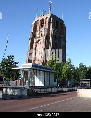 16. jahrhundert Oldehove Turm in Leeuwarden, Friesland, Niederlande. Meilenstein in der friesischen Hauptstadt, berühmt für seine Schiefen, geschwungene Form. Stockfoto