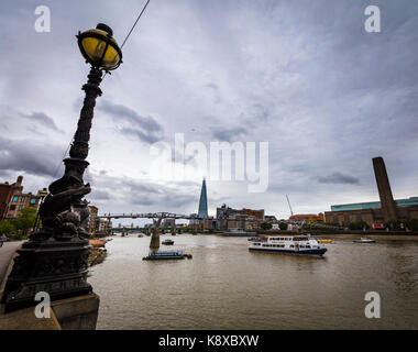 Der Shard Gebäude, Millennium Bridge und die Galerie Tate Modern auf die Themse bei Ebbe, London, England Stockfoto