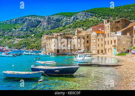 Malerische Aussicht an der Küste Ort Komiza auf der Adriatischen Küste, Insel Vis Landschaft. Stockfoto