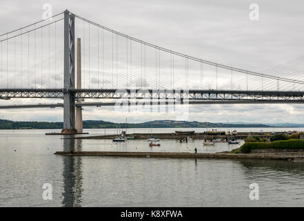 Blick auf die Forth Road Bridge und neue Queensferry Überfahrt von North Queensferry mit Hafen, North Queensferry Fife, Schottland, Großbritannien Stockfoto