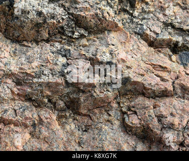 Rot und Schwarz Granit Ansicht mit mehreren Felswände Stockfoto