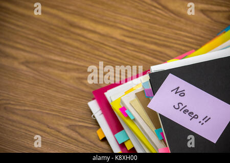 Kein Schlaf; die Stapel von Geschäftsdokumenten auf dem Schreibtisch Stockfoto