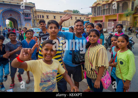 Jaipur, Indien - 20. September 2017: In der Nähe von spielenden Kindern auf der Straße in der Stadt Jaipur in Indien Stockfoto