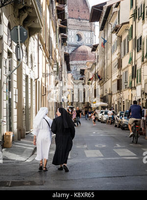 Nonnen gehen hinunter Florence Street in Richtung Dom. Stockfoto